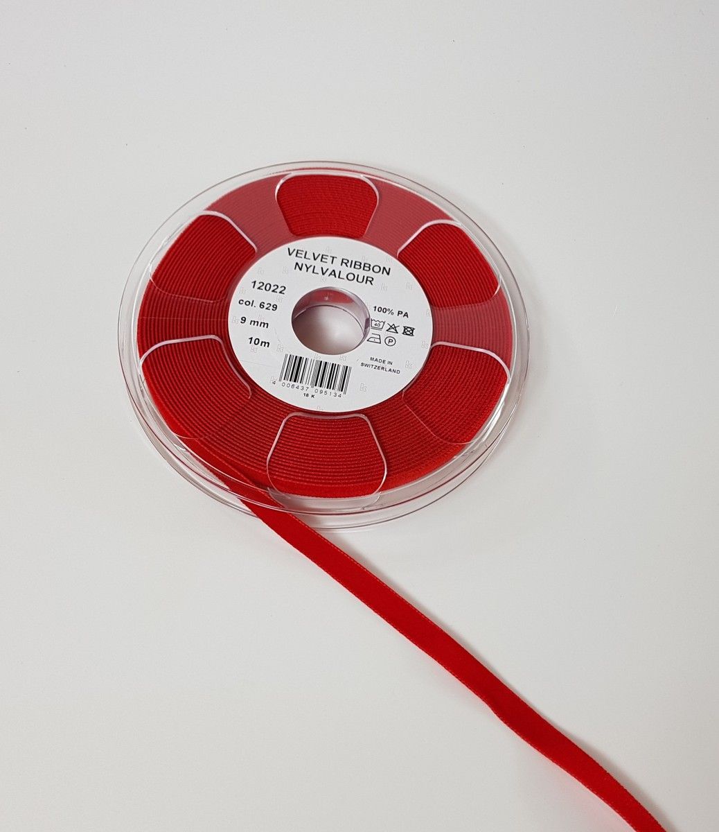 Nylvalour Samtband 9 mm , Fb. 629 rouge festkantig; 100 % PA (Nylon) Nylvalour Samtband 9 mm , Fb. 629 rouge festkantig; 100 % PA (Nylon)