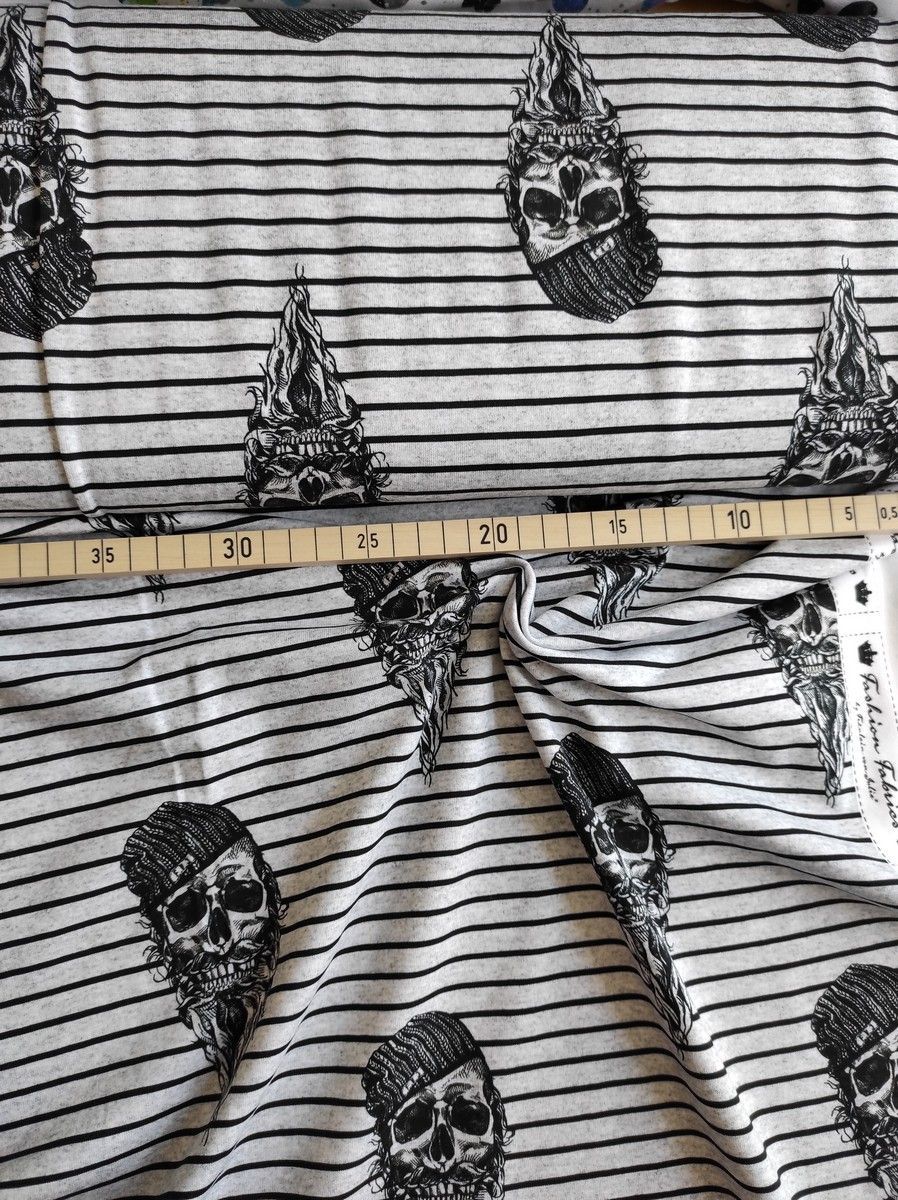Jersey Totenkopf, 95% Baumwolle, 5% Elasthan ca. 1,40m breit (55 inch) 